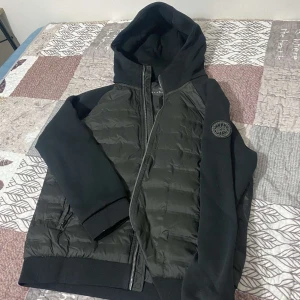 Canada Goose Dunjacka - Säljer en snygg dunjacka från Canada Goose. Endast testad annars helt ny med etikett. Den passar perfekt och i label black. Passar lika bra för S! Priset kan alltid diskuteras 