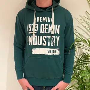 Hoodie herr | Skick: 9/10 | Size - S | Märke - Smog | Fraktar via postnord eller instabox på köparens bekostnad | Hör av dig vid minsta fråga eller fundering // RDL