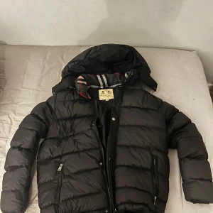 Burberry Jacka - Använd 2 gånger, fick den i present förra året skick 10/10. Passar 175-180cm Storlek M