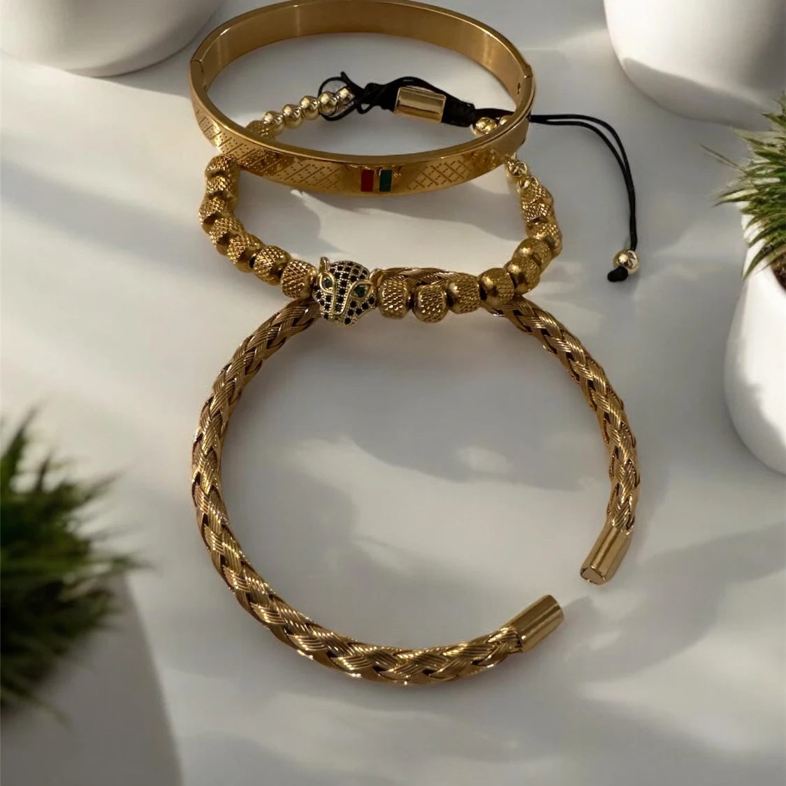 Guldfärg armband i olika stilar