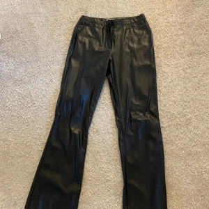 Läderbyxor - Snygga svarta byxor i skinnimitation från Clockhouse!