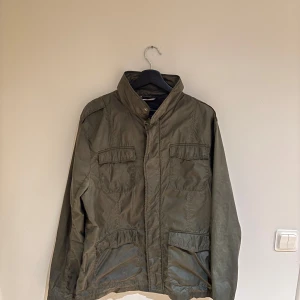 FIELD Jacka  - Tja, säljer min gamla FIELD jacka på grund av att jag ej använder den. Jackan är lite skrynklig det för lågt pris (Går säkert stryka eller fixa). Hör av er vid frågor 