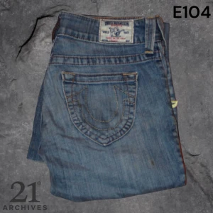 TRUE RELIGION JEANS  - E104: 29 w 📌Midja rakt över: 38 cm 📌Innerbenslängd: 73 cm 📌Ytterbenslängd: 94 cm 📌Skriv gärna om ni har frågor 📌