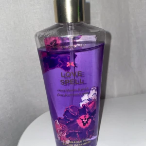 Victoria Secret parfym! - En Victoria Secret parfym. Love Spell. Knappt använd alls, endast testad någon gång! Nyskick! Den populära doften!! Lyxig parfym i fin flaska!🌸🌹Säljer pga att doften ej passade just mig!🩷🩷🫶 250 ml