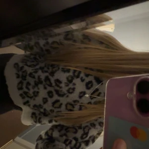 Leopardmönstrad tröja - Säljer en stickad leopardmönstrad tröja, i bra skick. Använd få gånger:) kom privat för frågor❤️