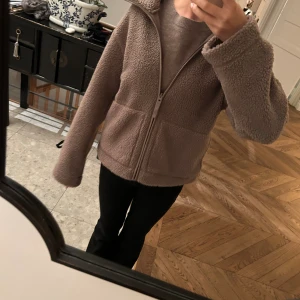 Hm brun teddyjacka  -  Supertrendig och snygg Ted jacka från Hm💕Helt ny med inga effekter Lappen är kvar 