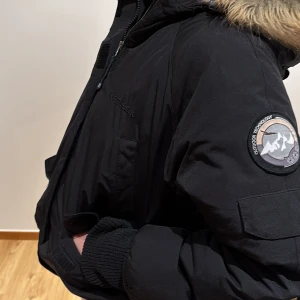 North bend vinter jacka - En kort vinterjacka med många detaljer. 