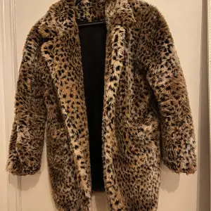 Säljer en supercool leopardmönstrad pälsjacka från brandy melville. Den är perfekt för att hålla sig varm och snygg under kalla dagar. Jackan har en fluffig och mjuk känsla. Perfekt för höst och vinter! Den har några år på nacken men är i bra skick💘