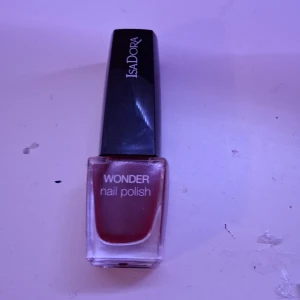 Aldrig andvänt rött nagellack från IsaDora - Snyggt röd nagellack från IsaDora i deras Wonder-serie. Perfekt för en elegant och klassisk look. Flaskan är liten och smidig, vilket gör den lätt att ta med sig. Färgen är djup och intensiv, vilket ger en fin glans på naglarna.