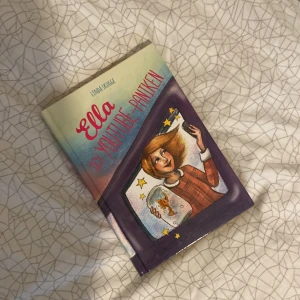 Ella och Youtube-paniken - Boken 'Ella och Youtube-paniken' handlar om Ella som drömmer om att bli en YouTube-kändis. En spännande och rolig berättelse för unga läsare.