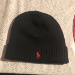 Polo Ralph Lauren Mössa - Säljer mössan då jag inte vill ha den längre. Nypris va 749kr men säljer för 350. Klippte av namn delen eftersom jag vill bli av me den. Mössan är Mycket bra skick/Nyskick. Endast Swish och ingen frakt. Möter i Vingåker.