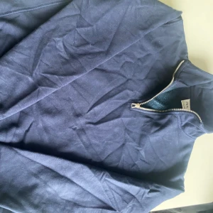 Mörkblå zip tröja från Zara - Stl S