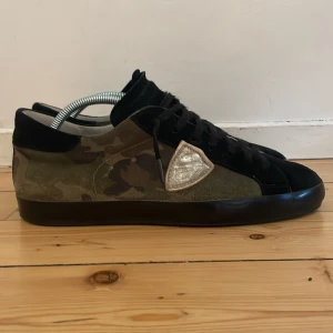 Philippe Model skor - Säljer dessa super snygga och även super sällsynta Philippe models. Skorna är i nästan perfekt skick: 9.5/10. Kontakta mig vid fler frågor eller bytesförslag❄️ Mvh SveaGarderoben 