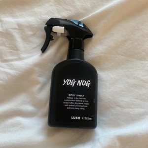 Efterfrågad Limited edition Yog Nog Body Spray från Lush - Har endast använt den fåtal gånger .  Den finns inte kvar hos lush. Lyxig, kakdoftande och full av värme. Krämig kola och bränd toffee-doft klibbar fast vid sinnet medan kryddig kryddnejlika och ylang ylang förför med sin sötma. Spraya julens doft och njut av festligheterna!  - Kryddig och söt doft från kryddnejlikaolja ger en värmande ton till parfymen. - Hintar av ylang ylang skär igenom de krämiga gourmand-noterna och skapar en balanserad och avslappnande arom.