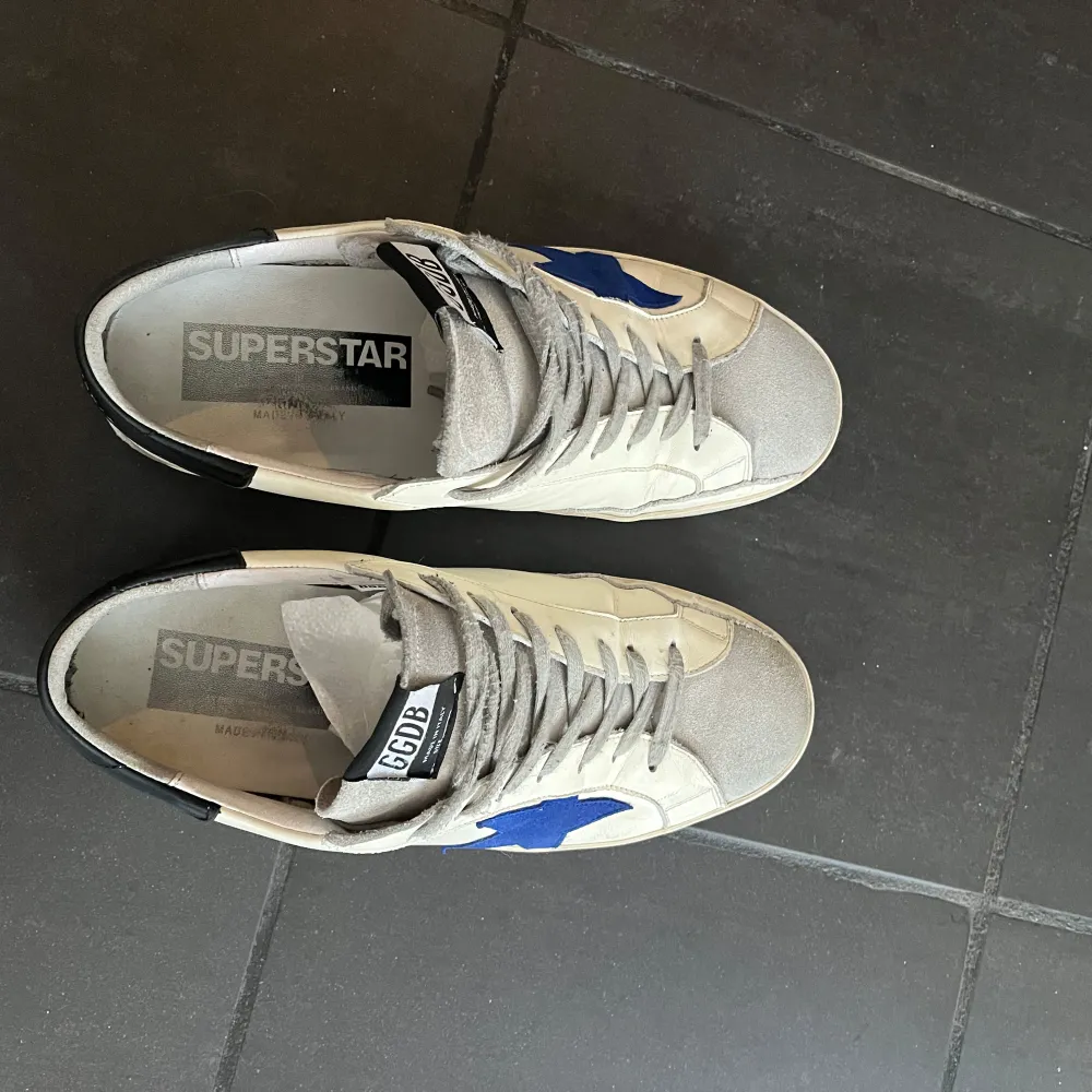 Hej! Säljer ett par Golden Goose i storlek 43. Dom är i använt men fint skick. Dustbag och några kort följer med. Dom är köpta på Plick. Hör av er vid funderingar eller fler bilder. . Skor.