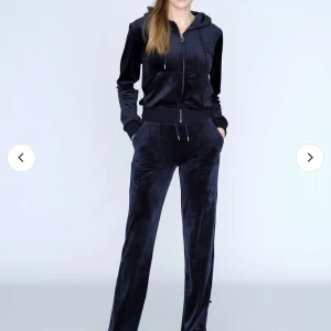 Marin blått juicy sett - Säljer det här snygga marin blå settet från Juicy Couture i storlek S på både byxan och hoodien 💙