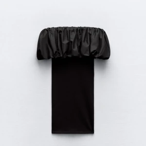 Off shoulder klänning Zara - Jättefin off shoulder klänning från Zara, passar perfekt till jul eller nyår. Helt oanvänd med prislapp kvar. Storlek 36 men liten i storleken så passar även 34. Helt slutsåld och kostade 300kr på hemsidan. 