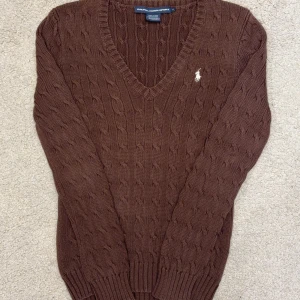 Brun Kabelstickad Tröja från Ralph Lauren - Märke: Ralph Lauren Storlek: M Färg: Brun Skick: Mycket bra