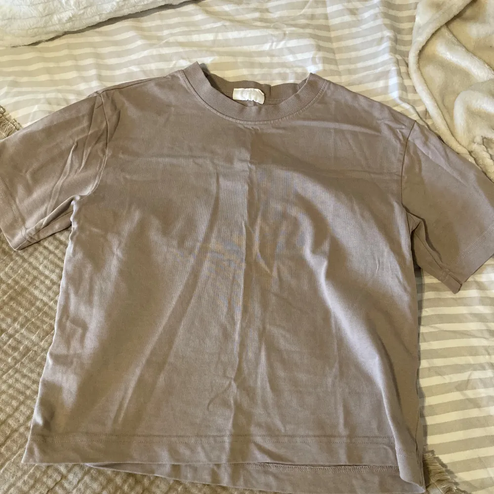 Säljer en basic beige t-shirt från Gina Tricot. Den är kortärmad och i ett mjukt material. perfekt för vardagsbruk. Enkel och stilren design som passar till allt. Perfekt för en avslappnad look!. T-shirts.