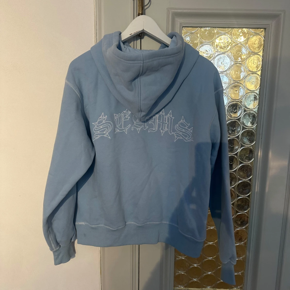 Ljusblå hoodie från SEAMS  - 90