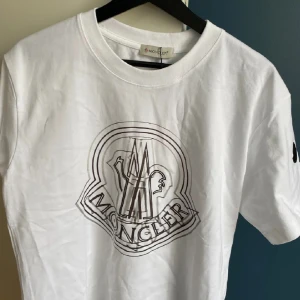 Moncler t shirt  - Säljer en helt ny moncler t shirt så skick 10/10. Storlek S Pris kan diskuteras vid snabb affär
