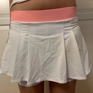 Vit tenniskjol  - Tenniskjol med inbyggda shorts🩷🤍
