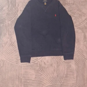 Ralph lauren tröja  - Säljer min snygga Ralph Lauren tröja I storleken XS efterson att den är för liten för mig. Skicka gärna ett meddelande om du har några frågor.