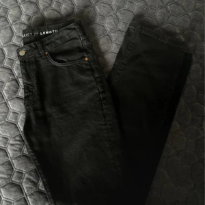 Svarta jeans i low straight modell - Säljer ett par svarta jeans i low straight modell. De har en klassisk femficksdesign och är i bra skick! 