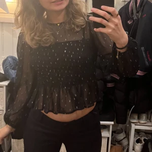 Glittrig topp - Svart glittrig fest topp från Nelly storlek 36, använd fåtal gånger är som ny