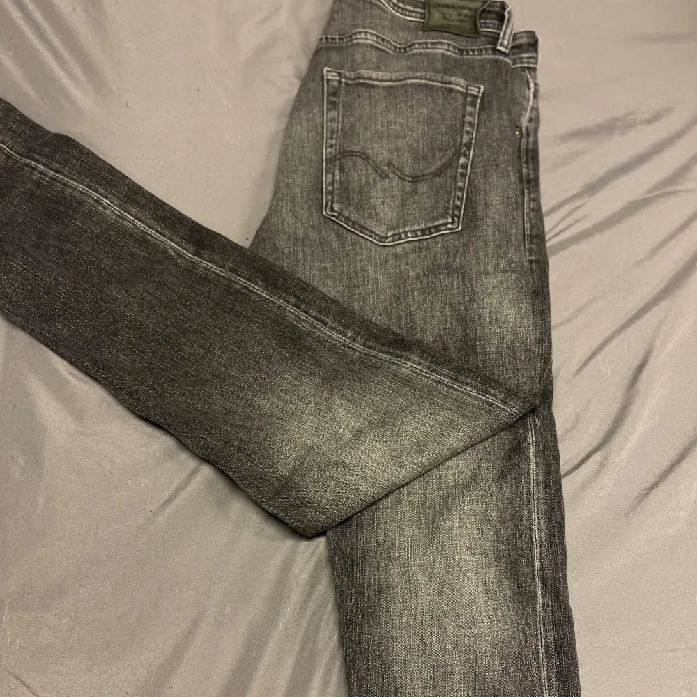 Säljer nu dessa feadade Jack and Jones Jeans som är perfekta nu till hösten 🍂 Skriv för frågor och funderingar . Jeans & Byxor.