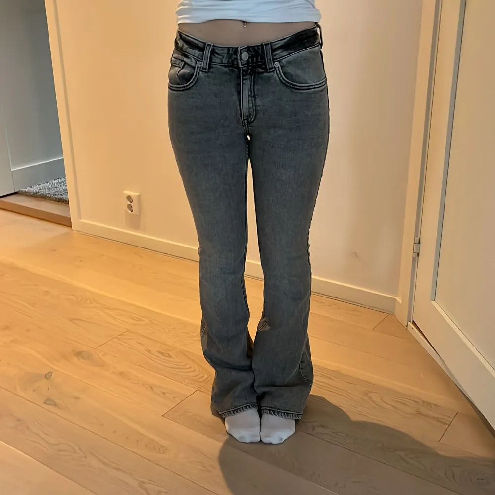 Säljer ett par snygga grå bootcut jeans i mycket bra skick. De är low waits. . Jeans & Byxor.