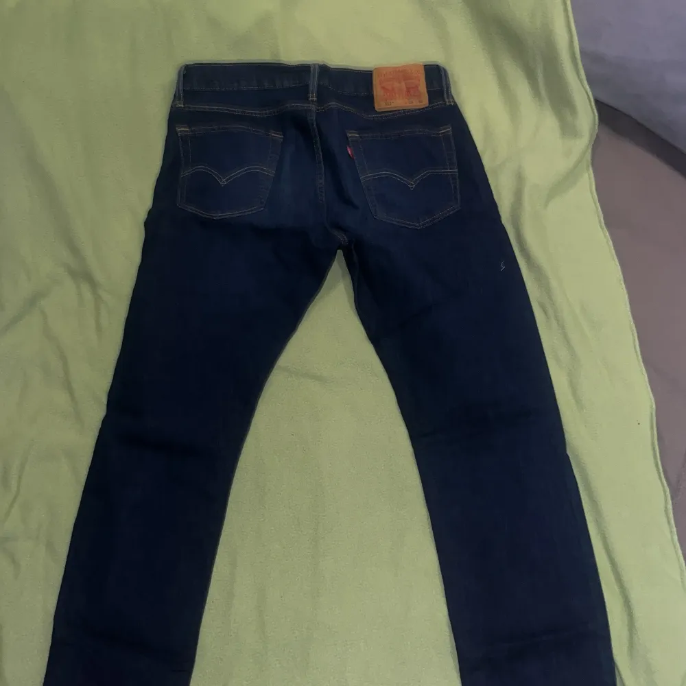 Levi jeans i mörkblå, storlek: W33 L32,  skick: mycket bra, nästa oanvän. Jeans & Byxor.