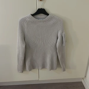 Stickad CP company tröja. - Tröjan är ny den är använd 3-4 gånger, Den är M men passar S och XS.