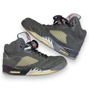 Jordan 5 Retro Black Metallic  - Jordan 5 Black Merallic från 2016. Bra skick, lite creasade. Basera skicket utifrån bilderna. Storlek 41. 5000kr + nya på stockX, har inte kvar orginal låda. 