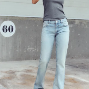 Zara jeans - Bootcut jeans ifrån Zara, helt nya(lappen är kvar)  men säljer då dom skickade fel storlek Nypris 379