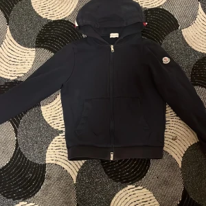 Mörk blå moncler - Äkta moncler i Bra skick i storlek S. Den är ganska använd men inte så mycket