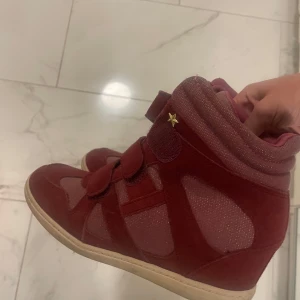 Liknande isabel marant - Säljer ett par röda liknande isabel marant skor!!