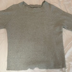 Grå tröja från Vero Moda - Säljer en stilren grå tröja från Vero Moda i storlek XS. Perfekt för både vardag och mysiga stunder. Tröjan är i bra skick och har en klassisk design med ribbade kanter.