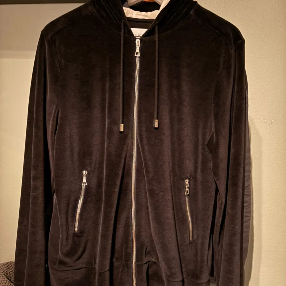 Limitato Zip Hoodie som sitter fint och är i jättebra skick. Hoodien är limiterad och är den 116/300 gjorda. Boxen, certifikat och kvitton ingår. Pris kan sjävklart diskuteras.. Hoodies.