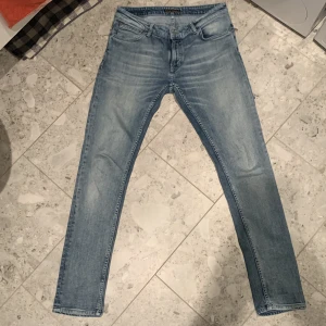 Nudie Jeans  - I perfekt kondition. Nypris över 1600kr säljs för endast 550kr 