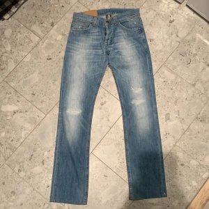 Dondup Jeans - Perfekt kondition med feta slitningar. Nypris över 4000 säljer för endast 849kr. Pris kan diskuteras