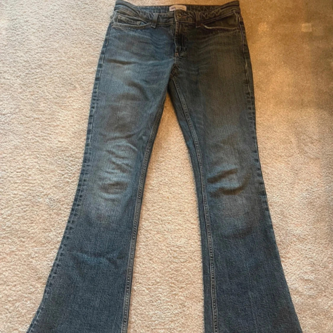 Blå bootcut jeans från Zara