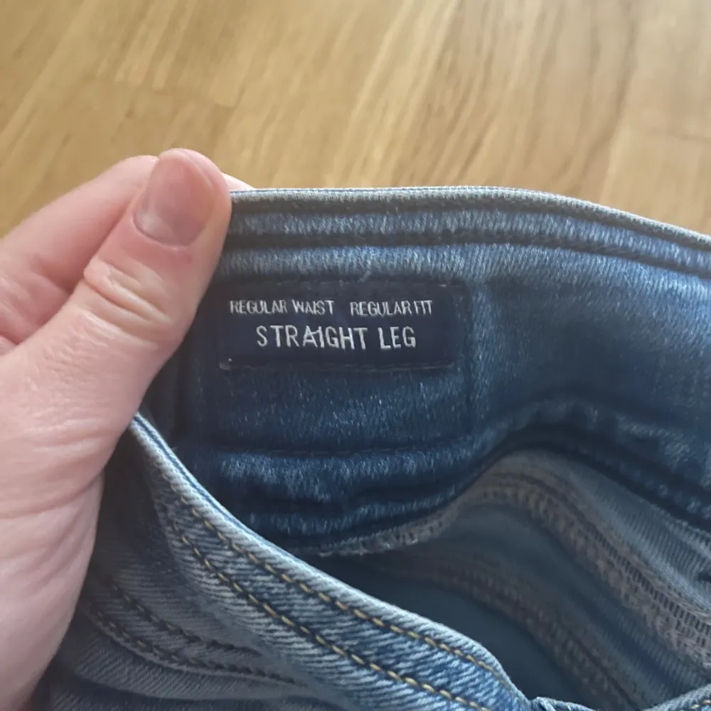 Säljer ett par snygga blå jeans från Pepe Jeans i bra skick. De har en regular waist (låg midjade enligt mig) och straight leg passform, perfekt för en avslappnad stil. Jeansen har en klassisk design med fem fickor och en bekväm passform. Perfekta för både vardag och fest!. Jeans & Byxor.