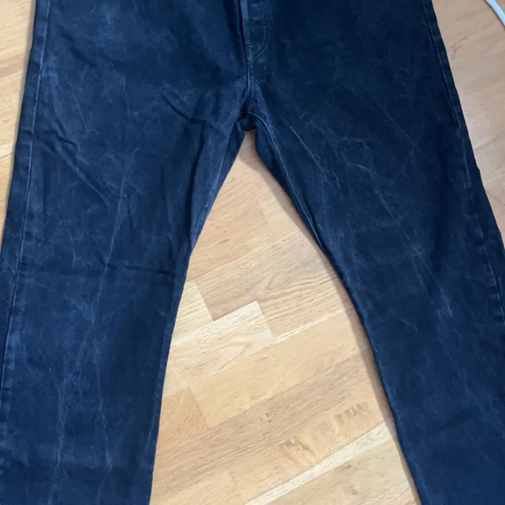 Säljer ett par klassiska svarta Levis 501 jeans i bra skick. De är högmidjade och har en straight passform som funkar till alla tillfällen. Perfekta för både vardag och fest!❤️. Jeans & Byxor.