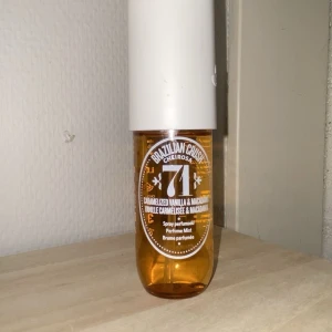 body mist sol de janeiro - Använt få gånger, har använt max 10 sprut ifrån den. Luktar gott av caramel men också lite vanilj. Jag gillar denna mycket men använder den aldrig så säljer den. 