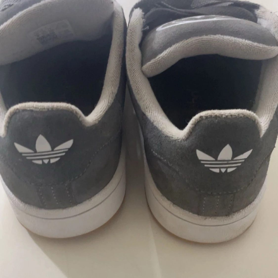 Grå sneakers från Adidas - 1