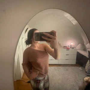 Brun stickad offshoulder tröja från NA-KD - Säljer en snygg brun stickad tröja med offshoulder-design. Perfekt för en avslappnad och trendig look. Tröjan har en bekväm passform och är idealisk för kyligare dagar.