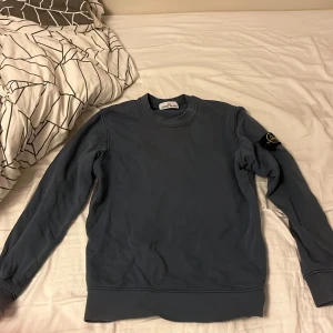 Blå tröja från Stone Island - Säljer en snygg blå tröja från Stone Island. Det är storlek S