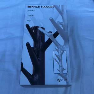 Svart Branch Hanger från Bosign - Snygg och praktisk svart Branch Hanger från Bosign, perfekt för att hänga smycken, kläder eller nycklar. Designad som en gren för en stilren och naturlig look. Inkluderar skruvar för enkel montering på väggen.