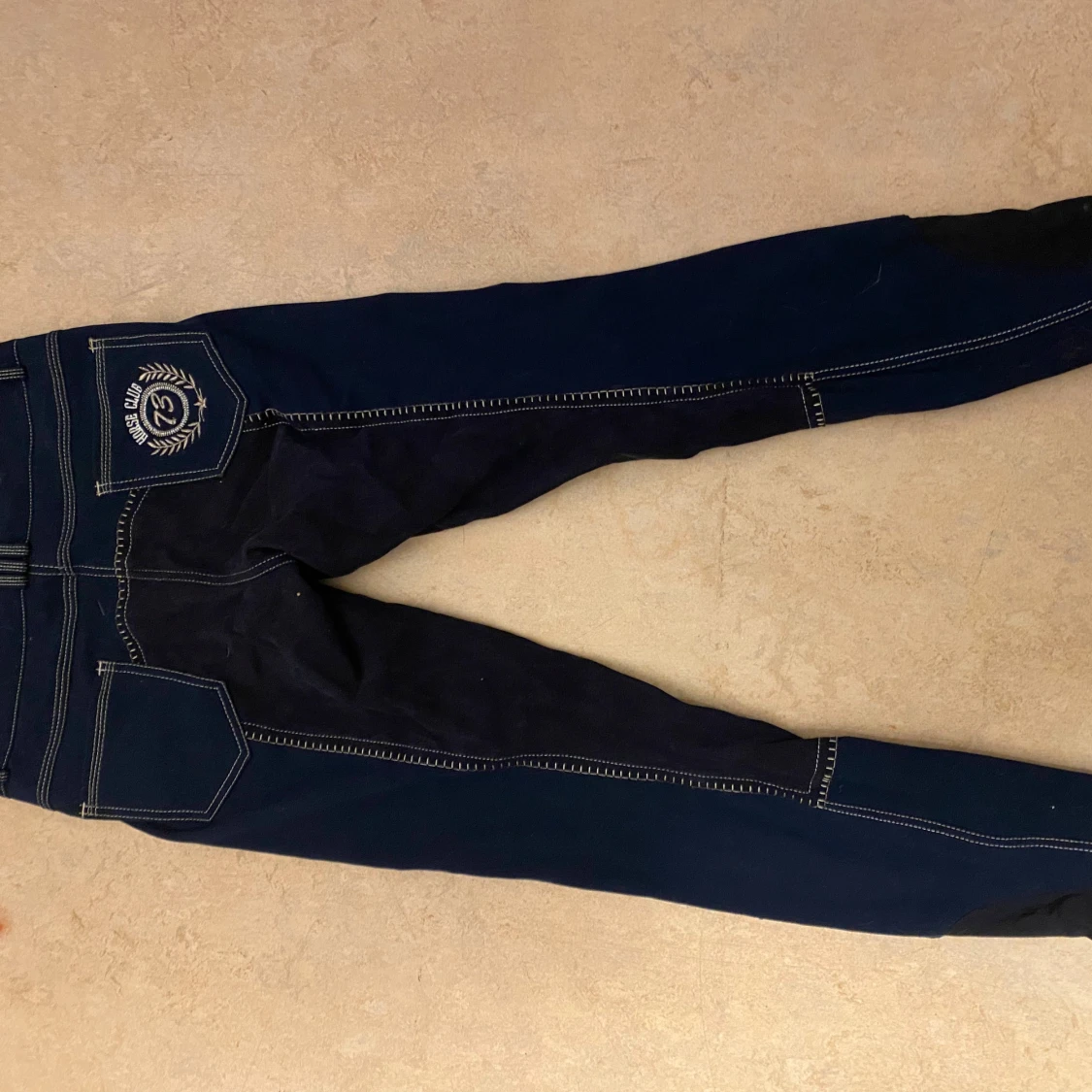 Blå ridbyxor med broderad detalj